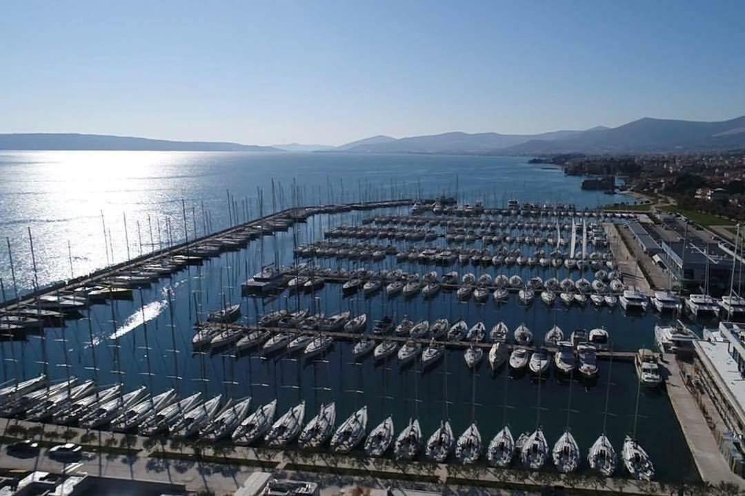 Modern Apartment Near Split & Trogir Kastela Exterior photo